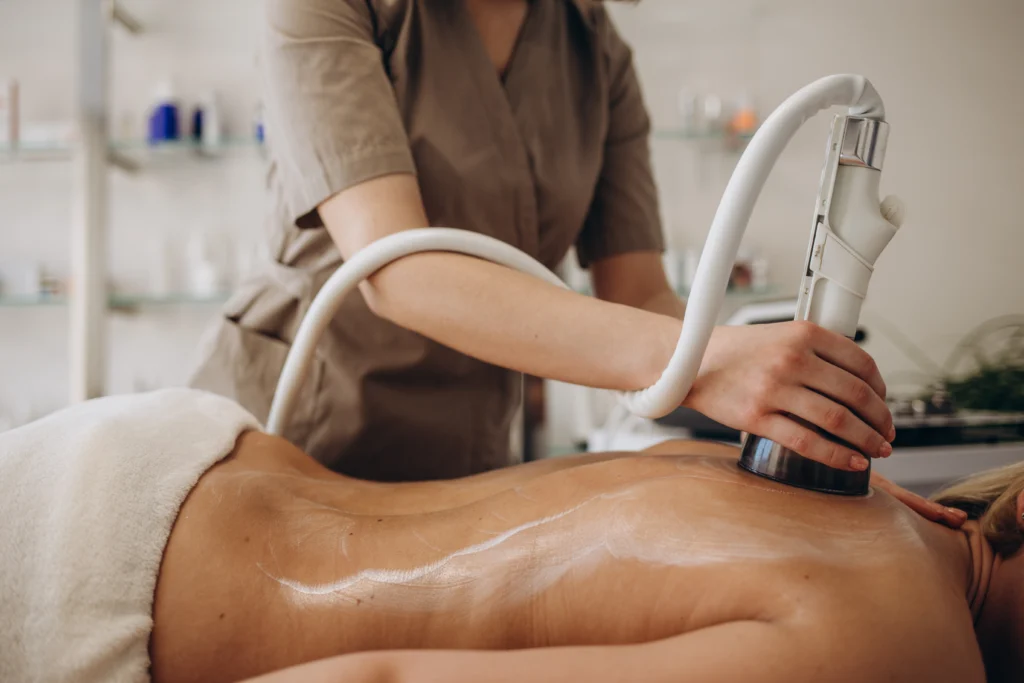 G5 masajı uygulaması yapan uzman