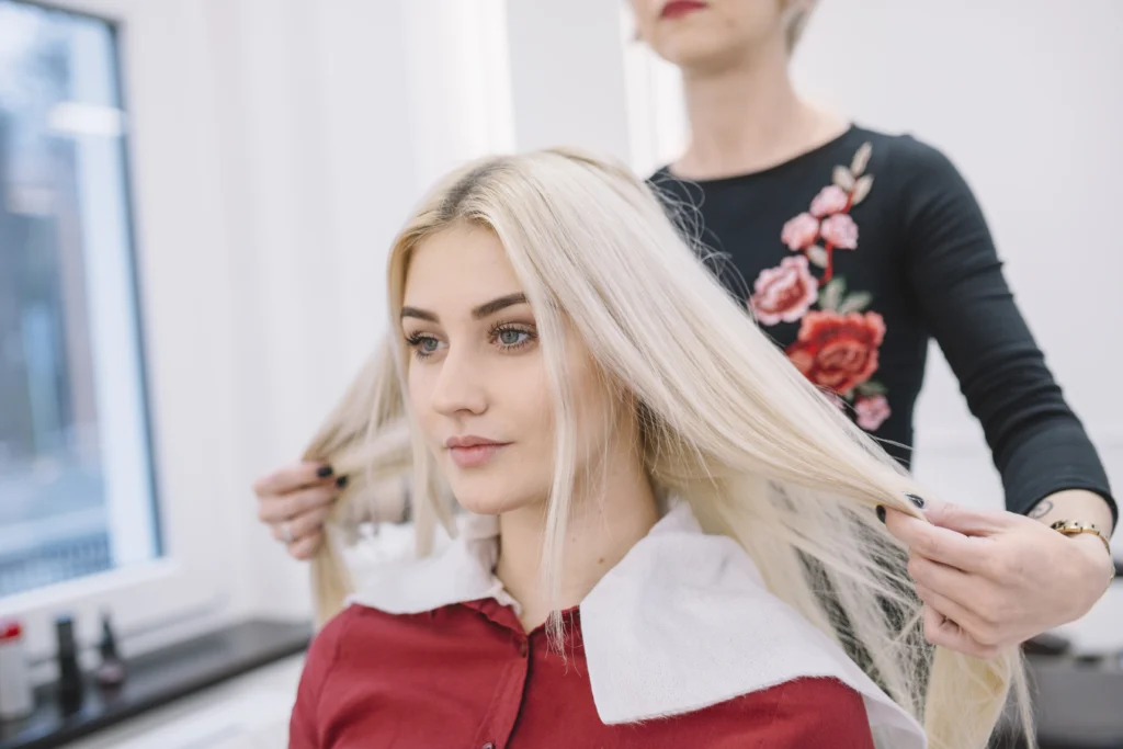 Doğal saç boyama renkleri trendi 2025