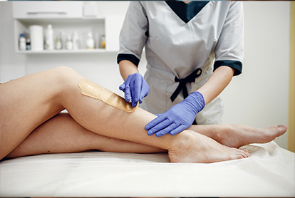 Profesyonel estetisyen tarafından bacak ağda uygulaması