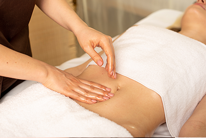 Profesyonel karın masajı ile bölgesel incelme uygulaması