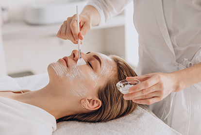 Yüz bakımı sırasında fırçayla maske uygulaması