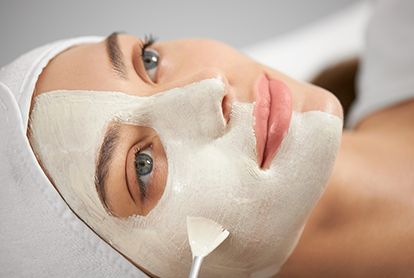 Cilt bakımı için beyaz maske uygulaması - nemlendirici bakım