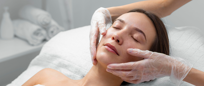 Cilt bakımında masaj ve nemlendirme işlemi