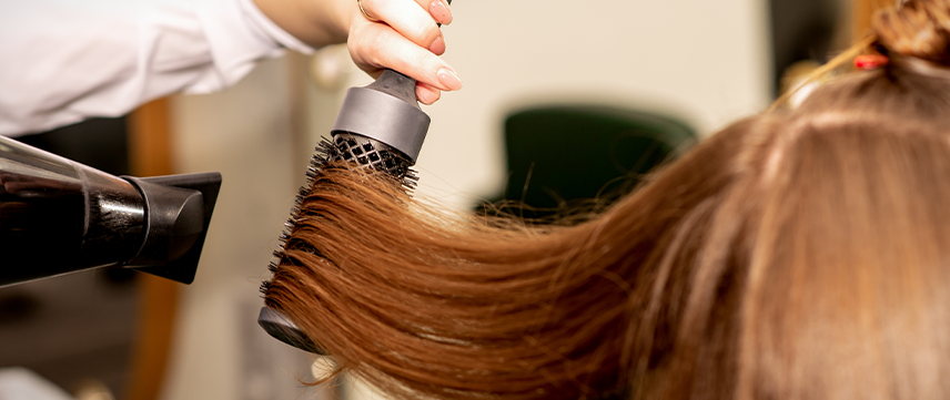 Kuaförde yuvarlak fırça ile profesyonel fön uygulaması - Dream Moon Beauty