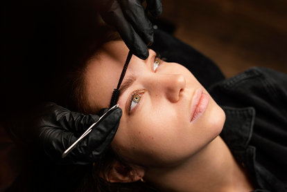 Kalıcı makyaj öncesi kaş tasarımı ve simetri ölçümü