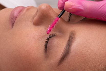 Uzman estetisyen tarafından kirpik bakım ve fırçalama işlemi