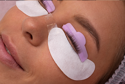 Kirpik lifting işlemi sırasında kullanılan bakım pedleri