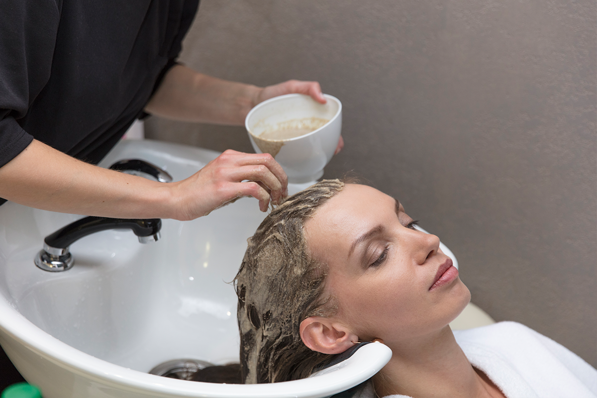 Kuaförde doğal saç bakım kürü uygulanması - Dream Moon Beauty