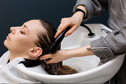 Kuaförde saç yıkama ve bakım işlemi