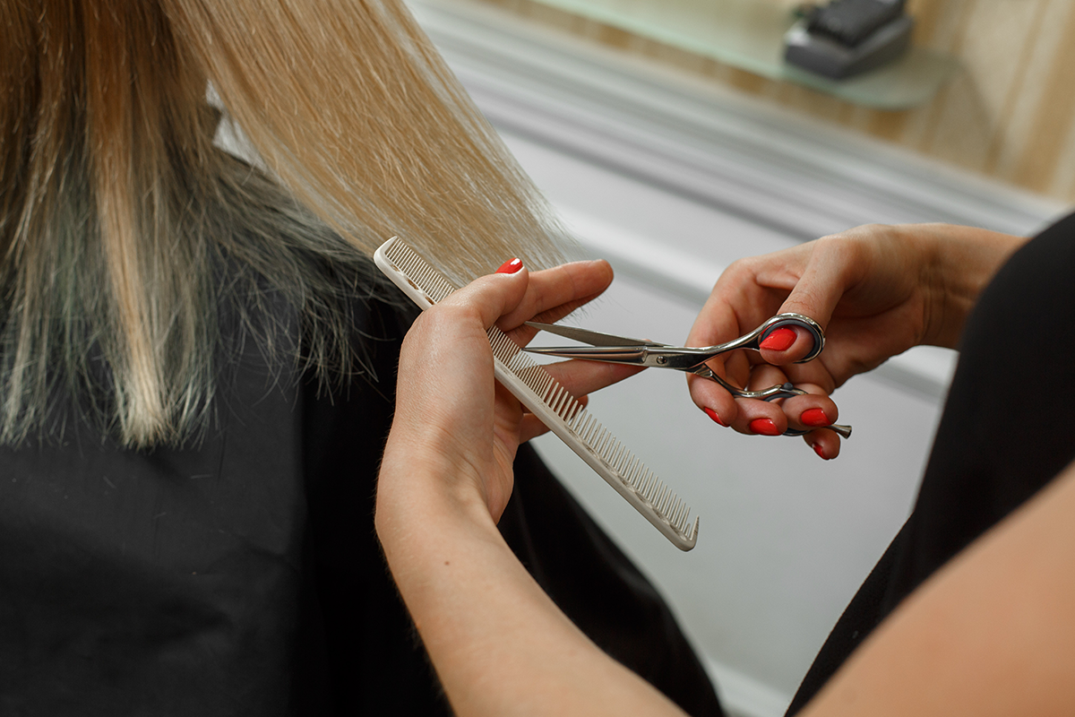 Profesyonel saç kesimi sırasında kuaförün çalışması - Dream Moon Beauty