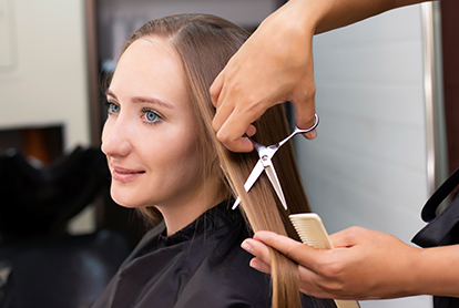 Kuaförde uzun saç kesimi uygulaması