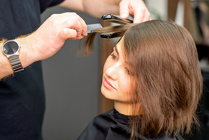 Kısa saç kesimi ve şekillendirme işlemi