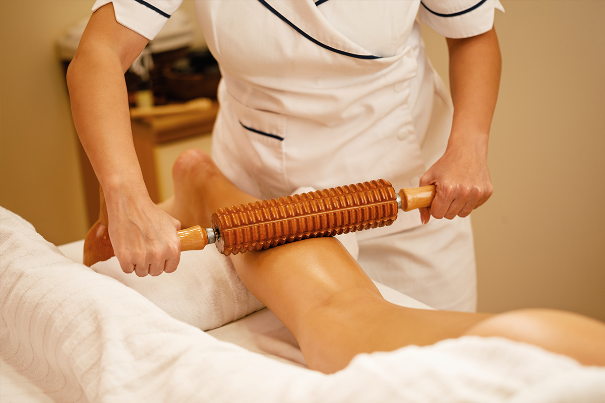 Ahşap roller ile selülit masajı uygulaması - Dream Moon Beauty