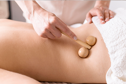 Bölgesel incelme için ahşap top ile masaj uygulaması