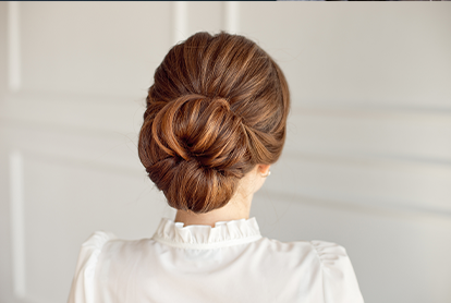 Düğün ve davetler için özel topuz saç tasarımı